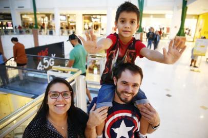  PORTO ALEGRE, RS, BRASIL, 04-05-2019: Quem são os espectadores de Vingadores? Pessoas que vão ao cinema conferir o sucesso dos estúdios Marvel. Na foto, Cristiano Rodrigues Souza, Roberta Rosa e Arthur Trindade de Souza (FOTO FÉLIX ZUCCO/AGÊNCIA RBS, Editoria Segundo Caderno).