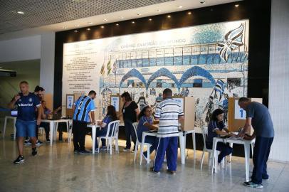  PORTO ALEGRE, RS, BRASIL, 04-05-2019: Sócios do Grêmio compareceram à Arena para votar mudança estatutária, que permite ao presidente Romildo Bolzan Jr concorrer a mais um mandato para presidência do clube (FOTO FÉLIX ZUCCO/AGÊNCIA RBS, Editoria de Esportes).