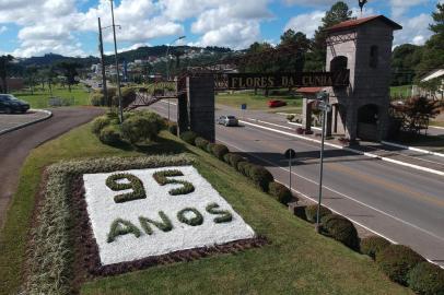 Canteiro de flores no Pórtico Sul de acesso a Flores da Cunha registra com flores e homenageia os 95 anos do município, comemorados em 17 de maio.