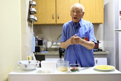 Seu Mário Fernandes, fundador do bar Marius, ensina receita de seu famoso bolinho de bacalhau