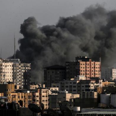 Smoke billows from a targeted neighbourhood in Gaza City during an Israeli airstrike on the Hamas-run Palestinian enclave on May 5, 2019. - Gaza militants fired fresh rocket barrages at Israel early today in a deadly escalation that has seen Israel respond with waves of strikes as a fragile truce again faltered and a further escalation was feared. (Photo by MAHMUD HAMS / AFP)