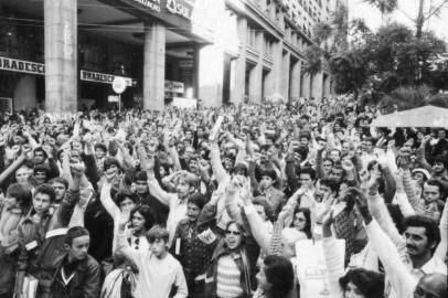  Mobilização pelas eleições presidenciais diretas, em 1984.Comício pelas Diretas Já na  Avenida Borges de Medeiros, com Rua dos Andradas (Rua da Praia), em 1984.- Esquina Democrática-#Envelope: 20183-*OBS CDI:-IMAGEM NÃO DIGITALIZADA A PARTIR DO NEGATIVO.-FOTO DIGITALIZADA A PARTIR DA CARTOLINA/CONTATO/PREVIEW DO NEGATIVO ORIGINAL.