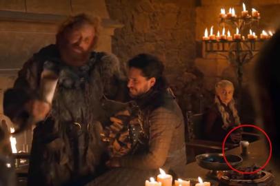 Game of Thrones esquece copo de café durante cena