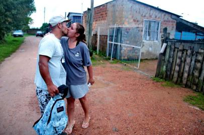  GUAÍBA-RS- BRASIL- 06/05/2019- Geovani Pacheco morador da cidade de Guaíba que pedalou até Porto Alegre para buscar emprego. Geovani Pacheco e sua esposa Tatiane Marques na casa onde moram em Guaíba.  FOTO FERNANDO GOMES/ ZERO HORA.