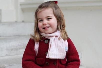 A princesa Charlotte, filha do Príncipe William e de Kate Middleton, em seu primeiro dia na escola