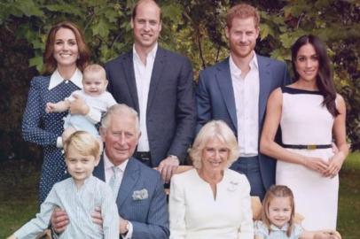 Príncipe Louis, filho caçula de Kate Middleton e do príncipe William, apareceu em novas fotos da família real divulgadas, nesta terça-feira, nas redes oficiais do palácio de Kensington por conta das comemorações dos 70 anos do avô do menino, príncipe Charles. O bebê de seis meses _ batizado em julho deste ano _ apareceu no colo da duquesa de Cambridge, que posou ao lado do marido. Os irmãos mais velhos de Louis, George e Charlotte ficaram sentados com o avô, Charles, e de Camilla Parkers, esposa dele. Príncipe Harry e Meghan Markle, grávida de seu primeiro herdeiro, também estavam no clique.