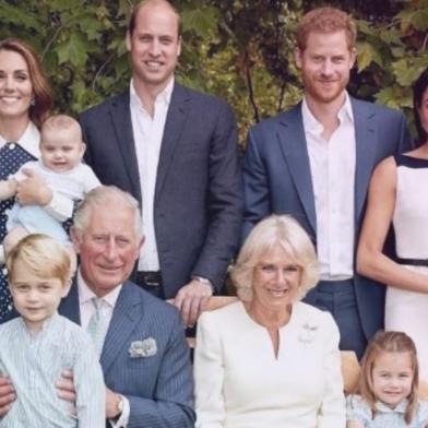 Príncipe Louis, filho caçula de Kate Middleton e do príncipe William, apareceu em novas fotos da família real divulgadas, nesta terça-feira, nas redes oficiais do palácio de Kensington por conta das comemorações dos 70 anos do avô do menino, príncipe Charles. O bebê de seis meses _ batizado em julho deste ano _ apareceu no colo da duquesa de Cambridge, que posou ao lado do marido. Os irmãos mais velhos de Louis, George e Charlotte ficaram sentados com o avô, Charles, e de Camilla Parkers, esposa dele. Príncipe Harry e Meghan Markle, grávida de seu primeiro herdeiro, também estavam no clique.