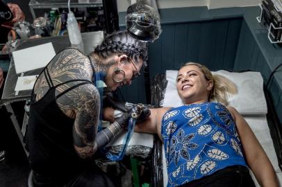 TATTOOS-MARSHALL-ART-LSPR-043019Kamila Daisy, a tattoo artist, tattoos the arm of Natasha Young in London, April 17, 2019. Last week, a British TV streaming service offered free tattoos from the hit television series âGame of Thrones.â The reasons people took part in the publicity stunt reveal the power of the showâs appeal. (Andrew Testa/The New York Times)Editoria: ELocal: LONDONIndexador: ANDREW TESTAFonte: NYTNSFotógrafo: STR