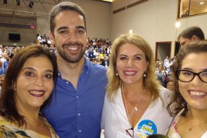 Vereadora Paula Ioris com o governador Eduardo Leite na convenção do PSDB gaúcho. Ela é a presidente do PSDB Mulher RS.