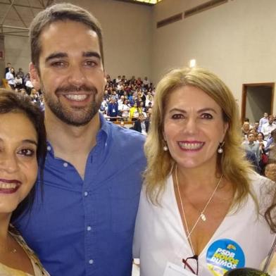 Vereadora Paula Ioris com o governador Eduardo Leite na convenção do PSDB gaúcho. Ela é a presidente do PSDB Mulher RS.