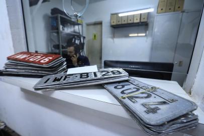  PORTO ALEGRE, RS, BRASIL, 06/05/2018: Placas de carro perdidas na chuva.