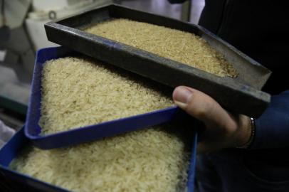  PELOTAS, RS, BRASIL, 10-05-2017. Indústrias de arroz investem em produtos diversificados para aumentar o consumo. Na foto: Marcio Jandt, gerente comercial do Arroz Emoções.(OMAR FREITAS/AGÊNCIA RBS)