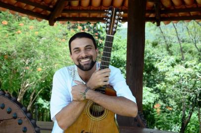 Violeiro Victor Batista, de Goiás, se apresenta em Caxias do Sul, dentro do Projeto Dandô