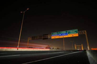  PORTO ALEGRE, RS, BRASIL, 02-05-2019: Furto de cabos na BR-448 deixa a estrada às escuras, sem iluminação nos postes de luz (FOTO FÉLIX ZUCCO/AGÊNCIA RBS, Editoria de Notícias).