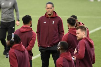  Liverpools Dutch defender Virgil van Dijk (C) arrives at the Camp Nou stadium in Barcelona on April 30, 2019 on the eve of the UEFA Champions League semi-final first leg football match between Barcelona and Liverpool. (Photo by Josep LAGO / AFP)Editoria: SPOLocal: BarcelonaIndexador: JOSEP LAGOSecao: soccerFonte: AFPFotógrafo: STR