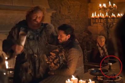 Game of Thrones esquece copo de café durante cena