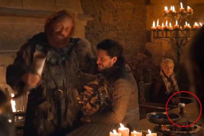 Game of Thrones esquece copo de café durante cena