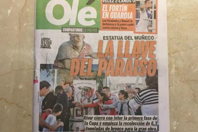 No dia de River Plate x Inter pela Libertadores, jornal Olé dá mais destaque à estátua do técnico Marcelo Gallardo