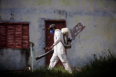  PORTO ALEGRE, RS, BRASIL, 07-05-2019: Equipes realizam pulverização de inseticida contra mosquito da dengue no bairro Santa Rosa de Lima, na zona norte. (Foto: Mateus Bruxel / Agência RBS)