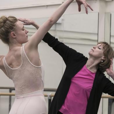 LEGEND-MACAULAY-ART-LSPR-043019Suzanne Farrell, right, the originator of the lead role in Balanchineâs âDiamonds,â shows Sara Mearns a move at a New York City Ballet studio, April 12, 2019. These rehearsals were her first work with the company in 26 years. (Rachel Papo/The New York Times)Editoria: ELocal: NEW YORKIndexador: RACHEL PAPOFonte: NYTNSFotógrafo: STR