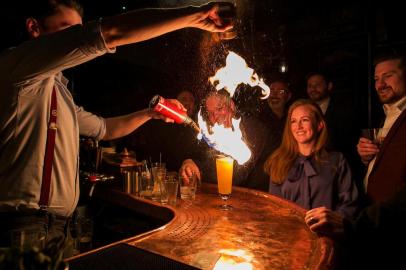 A bartender creates â¿¿The Thrillerâ¿? craft cocktail at the camera-ready Peruke & Periwig bar in Dublin.DUBLIN, Ireland â BC-TRAVEL-TIMES-DUBLIN-COCKTAILS-ART-NYTSF â A bartender creates âThe Thrillerâ craft cocktail at the camera-ready Peruke & Periwig bar in Dublin. (CREDIT: Therese Aherne/The New York Times)--ONLY FOR USE WITH ARTICLE SLUGGED -- BC-TRAVEL-TIMES-DUBLIN-COCKTAILS-ART-NYTSF -- OTHER USE PROHIBITED.Indexador: Therese AherneFonte: NYNTSFotógrafo: STR