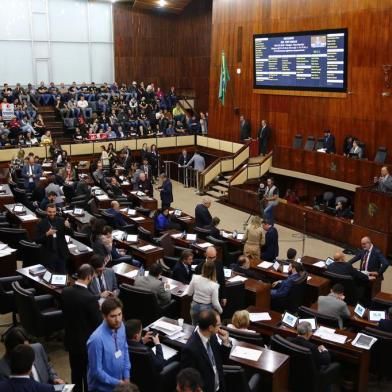  PORTO ALEGRE, RS, BRASIL, 07/05/2019- Assembleia vota em segundo turno a PEC do Plebiscito, que retira a necessidade de consulta à população para venda de CEEE, Sulgás e CRM.(FOTOGRAFO: ROBINSON ESTRÁSULAS / AGENCIA RBS)