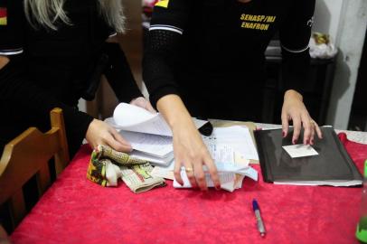  PORTO ALEGRE,RS,BRASIL.2019,05,07.Operação conto do bilhete,Polici Civil faz operação para prender mulher,que aplicavam conto do bilhet premiado,onde faturam a soma de mais de um milhão de reais.(RONALDO BERNARDI/AGENCIA RBS).