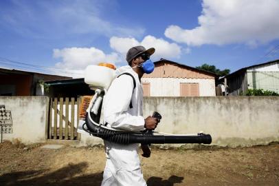  PORTO ALEGRE, RS, BRASIL, 07-05-2019: Equipes realizam pulverização de inseticida contra mosquito da dengue no bairro Santa Rosa de Lima, na zona norte. (Foto: Mateus Bruxel / Agência RBS)