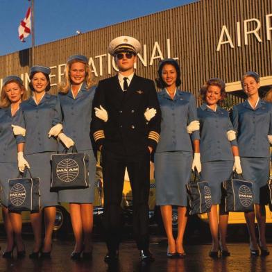 O ator Leonardo DiCaprio (centro) no filme Prenda-me se  for capaz, de Steven Spielberg.Quality: Original.Film Title: Catch Me If You Can.  Pictured:  LEONARDO DICAPRIO as Frank Abagnale in DreamWorks Pictures CATCH ME IF YOU CAN.  Photo Credit: Andrew Cooper.Copyright: TM & © 2002 DREAMWORKS LLC.#PÁGINA: 1#EDIÇÃO:2ªFD Fonte: Divulgação Fotógrafo: Não se Aplica