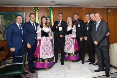 Comitiva composta pelo presidente do Centro da Indústria, Comércio e Serviços (CIC-BG), Elton Paulo Gialdi; prefeito de Bento Gonçalves, Guilherme Pasin; soberanas da 16ª Fenavinho, Ana Paula Pastorello, Bárbara Bortolini e Sandi Corso; Secretário de Turismo, Rodrigo Parisoto; diretor-geral da ExpoBento 2019, Rogério Capoani e coordenador do comitê Fenavinho, Diego Bertolini, entregou convite para a 29ª ExpoBento e 16ª Fenavinho ao Presidente Jair Messias Bolsonaro e ao ministro-chefe da Casa Civil Onyx Lorenzoni