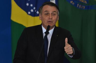 Bolsonaro Flexibiliza Regras De ArmasBRASILIA, DF, 07.05.2019 - Bolsonaro, Flexibiliza Regra De Armas - O presidente Jair Bolsonaro, acompanhado do vice-presidente Hamilton Mourão, e dos ministros Onyx Lorenzoni (Casa Civil), Fernando Azevedo e Silva (Defesa) e Sérgio Moro (Justiça), durante assinatura de decreto que flexibiliza regras de armas para atiradores, caçadores e colecionadores, no Palácio do Planalto, em Brasília. - (Foto: Renato Costa/FramePhoto/Folhapress) Local: BRASILIA ;DF ;BRASIL