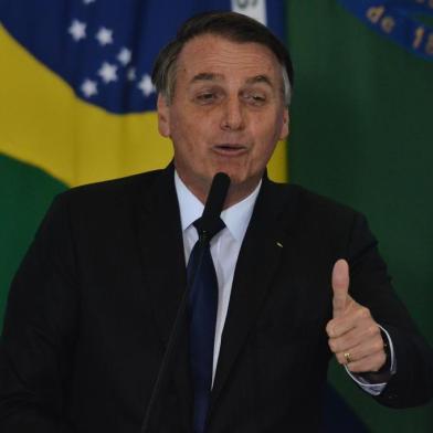 Bolsonaro Flexibiliza Regras De ArmasBRASILIA, DF, 07.05.2019 - Bolsonaro, Flexibiliza Regra De Armas - O presidente Jair Bolsonaro, acompanhado do vice-presidente Hamilton Mourão, e dos ministros Onyx Lorenzoni (Casa Civil), Fernando Azevedo e Silva (Defesa) e Sérgio Moro (Justiça), durante assinatura de decreto que flexibiliza regras de armas para atiradores, caçadores e colecionadores, no Palácio do Planalto, em Brasília. - (Foto: Renato Costa/FramePhoto/Folhapress) Local: BRASILIA ;DF ;BRASIL