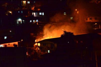 Incêndio em residência no bairro Serrano em Caxias do Sul.