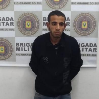 Luciano dos Santos, 28 anos, foi preso em flagrante após tentar arrombar veículos no Centro de Caxias do Sul. Ele possui extensa ficha por este tipo de crime.