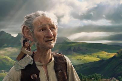 Cena do filme O bom gigante amigo. In Disneys fantasy-adventure THE BFG, directed by Steven Spielberg and based on Roald Dahls beloved classic, a precocious 10-year old named Sophie (Ruby Barnhill) befriends the BFG (Oscar (TM) winner Mark Rylance), a Big Friendly Giant from Giant Country.