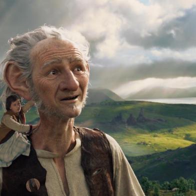 Cena do filme O bom gigante amigo. In Disneys fantasy-adventure THE BFG, directed by Steven Spielberg and based on Roald Dahls beloved classic, a precocious 10-year old named Sophie (Ruby Barnhill) befriends the BFG (Oscar (TM) winner Mark Rylance), a Big Friendly Giant from Giant Country.