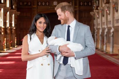 Britains Prince Harry, Duke of Sussex (R), and his wife Meghan, Duchess of Sussex, pose for a photo with their newborn baby son in St Georges Hall at Windsor Castle in Windsor, west of London on May 8, 2019. (Photo by Dominic Lipinski / POOL / AFP)