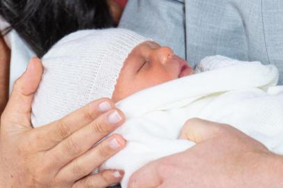 Britains Prince Harry, Duke of Sussex (R), and his wife Meghan, Duchess of Sussex, pose for a photo with their newborn baby son in St Georges Hall at Windsor Castle in Windsor, west of London on May 8, 2019. (Photo by Dominic Lipinski / POOL / AFP)