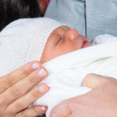 Britains Prince Harry, Duke of Sussex (R), and his wife Meghan, Duchess of Sussex, pose for a photo with their newborn baby son in St Georges Hall at Windsor Castle in Windsor, west of London on May 8, 2019. (Photo by Dominic Lipinski / POOL / AFP)