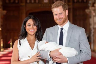 Britains Prince Harry, Duke of Sussex (R), and his wife Meghan, Duchess of Sussex, pose for a photo with their newborn baby son in St Georges Hall at Windsor Castle in Windsor, west of London on May 8, 2019. (Photo by Dominic Lipinski / POOL / AFP)