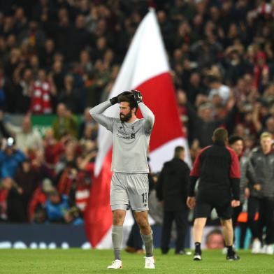 Goleiro Alisson, ex-Inter, incrédulo após o Liverpool eliminar o Barcelona pela semifinal da Liga dos Campeões