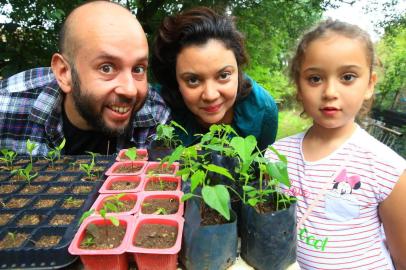  PORTO ALEGRE, RS, BRASIL, 18/04/2019- Benefícios de morar perto da natureza. Na foto- Valéria Luna(mãe), Jonathas Jorge (pai), Dora Jorge(filha).(FOTOGRAFO: TADEU VILANI / AGENCIA RBS)