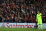 Messi discute com torcedores do Barcelona em aeroporto após eliminação na Liga dos Campeões