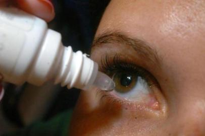 O calor e o excesso de luminosidade nesta época do verão são um risco para os olhos e causam danos que poderiam ser evitados com algumas práticas simples. Semana passada, em conversa informal com o médico oftalmologista Ernani Garcia, diretor do Hospital de Olhos de Florianópolis, ele me alertou que no verão esses cuidados devem ser redobrados. Quais seriam as recomendações do especialista para evitar incômodos à população e garantir férias mais felizes aos habituais frequentadores das praias e piscinas? As queixas das alergias oculares e irritações são muito comuns durante este período do ano, e, de um modo geral, decorrem do excesso de cloro em piscinas, da exposição à luz do sol e aos filtros solares. A primeira providência, para os frequentadores de piscina, é muito simples: lave o rosto repetidas vezes para retirar o volume de excesso de cloro. Com esse cuidado evita-se a irritação e vermelhidão na região dos olhos. A presença do cloro na água seca as lágrimas, deixando as pálpebras ressacadas. Chapéus e óculos adequados são essenciais para proteção. Quanto ao uso de preventivos, apenas nos casos de pequenas alergias o interessado pode recorrer ao colírio lubrificante, mas sempre é recomendável consultar um oftalmologista para a correta prescrição médica. Portanto, abra os olhos para a prevenção!