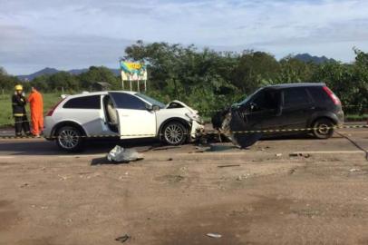 Uma colisão envolvendo três carros causou a morte de duas mulheres na manhã desta quarta-feira (8) na RS-287, em Candelária, no Vale do Rio Pardo. Um Fiesta bateu frontalmente em um Volvo, levando um terceiro veículo, um Cruze, a sair da pista na altura do quilômetro 137, na localidade de Rincão Comprido por volta das 8h30min.