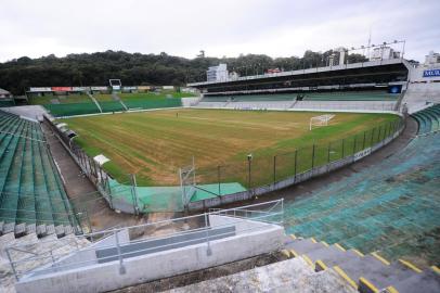  CAXIAS DO SUL, RS, BRASIL, 08/05/2019. Gramado do estádio Alfredo Jaconi está sendo trocado. Isso irá inviabilizar o jogo da próxima quinta-feira (16/04) contra o Grêmio, pelas oitavas-de-final da Copa do Brasil 2019. (Porthus Junior/Agência RBS)