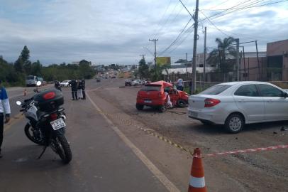 Acidente entre Gol e Ka na RS-020 em Gravataí