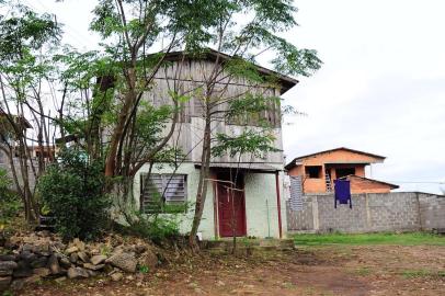  CAXIAS DO SUL, RS, BRASIL, 08/05/2019. O terreno já está definido, mas falta dinheiro para erguer o imóvel que abrigará a sede da Associação Casa do Bem, no bairro Santa Fé. A obra substituirá uma velha moradia usada há mais de 20 anos pela Pastoral da Criança, instituição que acompanha a rotina de famílias pobres na cidade. (Porthus Junior/Agência RBS)