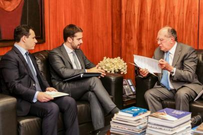 Governador Eduardo Leite e e procurador Eduardo Cunha da Costa se reúnem com o ministro Gilmar Mendes, do STF. 