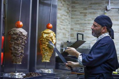  PORTO ALEGRE, RS, BRASIL, 07.05.2019. Refugiados sírios abrem restaurante típico de comida árabe, chamado Dubai Shwarma, no bairro Cidade Baixa, em Porto Alegre.Indexador: ISADORA NEUMANN